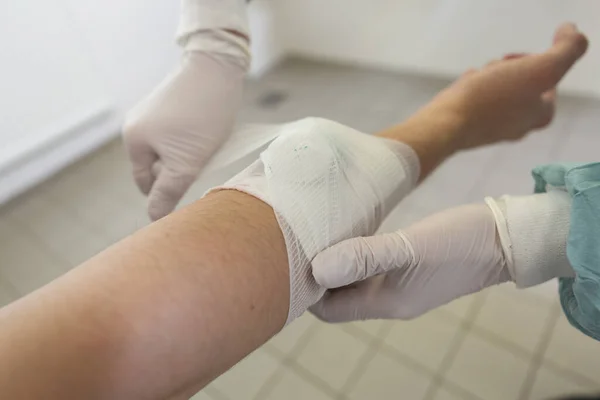 Ein Arzt Legt Krankenhaus Einen Druckverband — Stockfoto