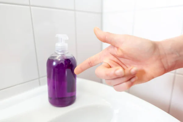 女性は石鹸で手を洗う — ストック写真