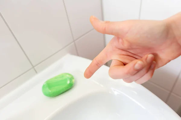 Seorang Wanita Mencuci Tangannya Dengan Sabun — Stok Foto