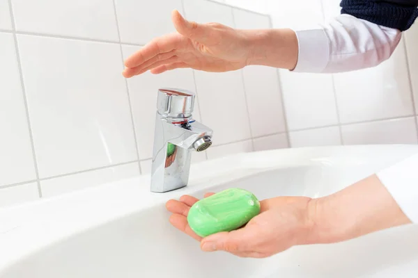 Bir Kadın Ellerini Sabunla Yıkıyor — Stok fotoğraf