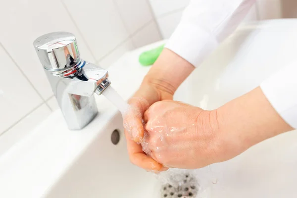 女性は石鹸で手を洗う — ストック写真