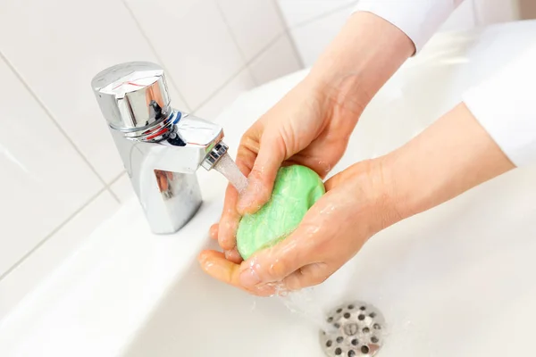 Een Vrouw Wast Haar Handen Met Zeep — Stockfoto