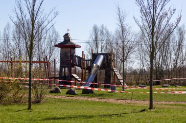 Korona virüsü yüzünden oyun alanı kordona alındı. Almanca kelime Spielplatz oyun alanı demek.