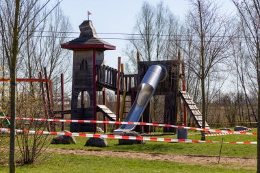 Korona virüsü yüzünden oyun alanı kordona alındı. Almanca kelime Spielplatz oyun alanı demek.