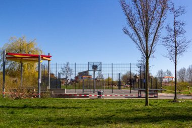 Korona virüsü yüzünden oyun alanı kordona alındı. Almanca kelime Spielplatz oyun alanı demek.