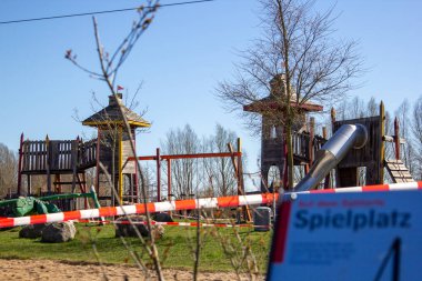 Korona virüsü yüzünden oyun alanı kordona alındı. Almanca kelime Spielplatz oyun alanı demek.