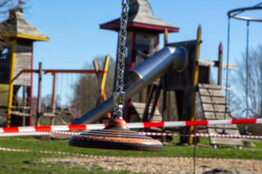 Korona virüsü yüzünden oyun alanı kordona alındı. Almanca kelime Spielplatz oyun alanı demek.