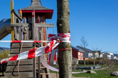 Korona virüsü yüzünden oyun alanı kordona alındı. Almanca kelime Spielplatz oyun alanı demek.