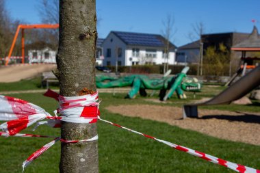 Korona virüsü yüzünden oyun alanı kordona alındı. Almanca kelime Spielplatz oyun alanı demek.