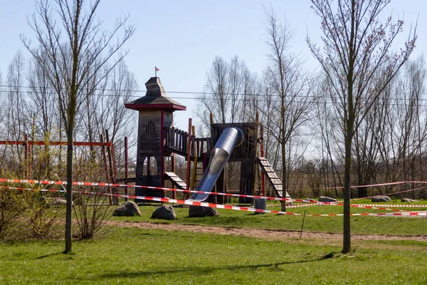 Plac Zabaw Jest Otoczony Przez Wirus Korony Niemieckie Słowo Spielplatz — Zdjęcie stockowe