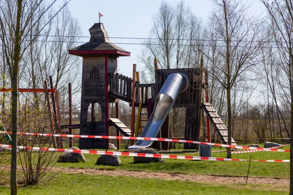 Plac Zabaw Jest Otoczony Przez Wirus Korony Niemieckie Słowo Spielplatz — Zdjęcie stockowe