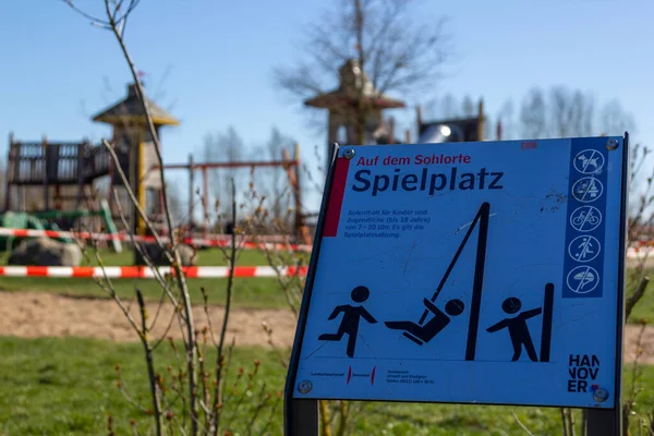 Spielplatz Wegen Coronavirus Abgesperrt Das Deutsche Wort Spielplatz Bedeutet Spielplatz — Stockfoto