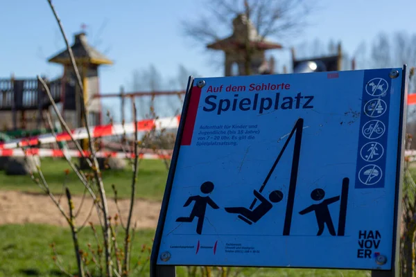 Spielplatz Wegen Coronavirus Abgesperrt Das Deutsche Wort Spielplatz Bedeutet Spielplatz — Stockfoto