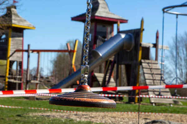 Plac Zabaw Jest Otoczony Przez Wirus Korony Niemieckie Słowo Spielplatz — Zdjęcie stockowe