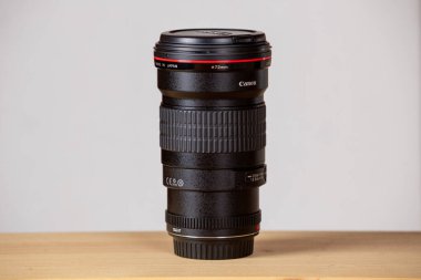 HANOVER / GERMANY - Nisan 02.2020: Canon EF 200mm f / 2.8L II USM profesyonel lens bir masanın üzerinde duruyor.