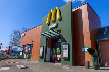 HANOVER / GERMANY - 7 Nisan 2020: McDonalds markası Hanover 'da bir McDonalds şubesinde.