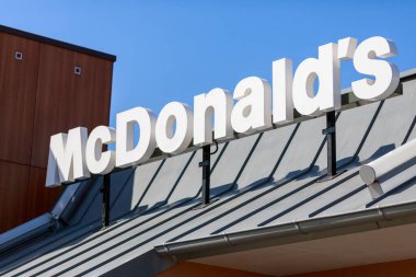 HANOVER / GERMANY - 7 Nisan 2020: McDonalds markası Hanover 'da bir McDonalds şubesinde.