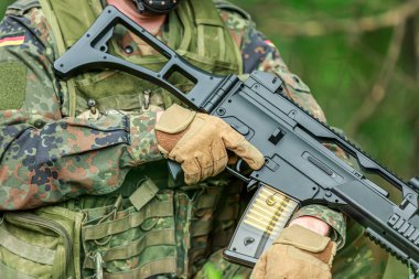 Alman tüfekli bir Alman askeri.