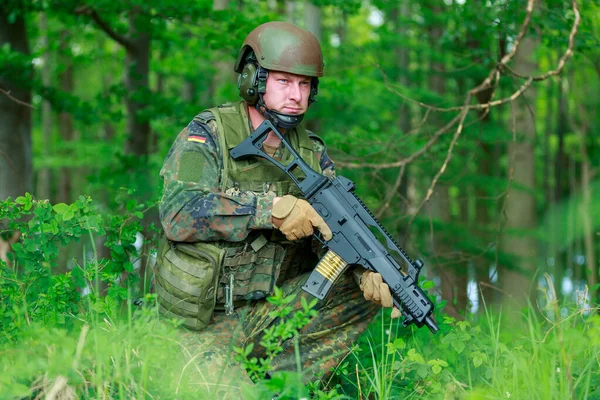 Deutscher Soldat Mit Einem Deutschen Sturmgewehr — Stockfoto