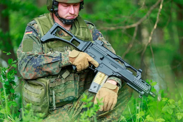 Deutscher Soldat Mit Einem Deutschen Sturmgewehr — Stockfoto