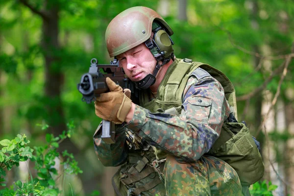 Deutscher Soldat Mit Einem Deutschen Sturmgewehr — Stockfoto