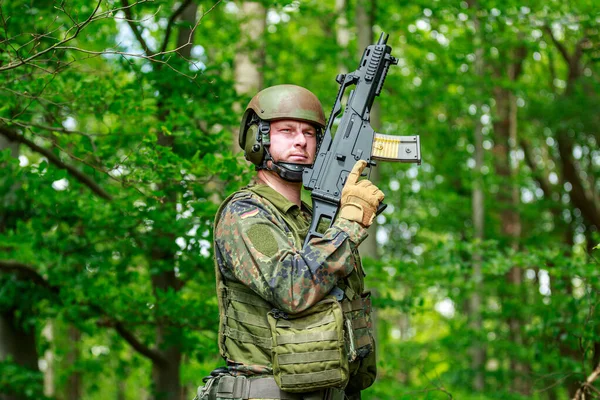 Deutscher Soldat Mit Einem Deutschen Sturmgewehr — Stockfoto