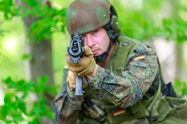 ドイツ軍のアサルトライフルを持つ兵士 — ストック写真