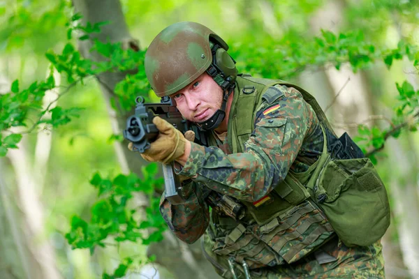 Deutscher Soldat Mit Einem Deutschen Sturmgewehr — Stockfoto