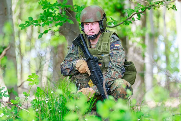 Deutscher Soldat Mit Einem Deutschen Sturmgewehr — Stockfoto