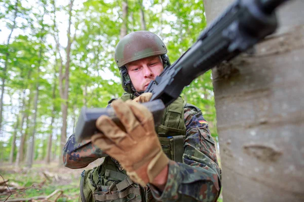 Deutscher Soldat Mit Einem Deutschen Sturmgewehr — Stockfoto