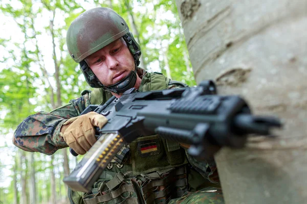 Deutscher Soldat Mit Einem Deutschen Sturmgewehr — Stockfoto