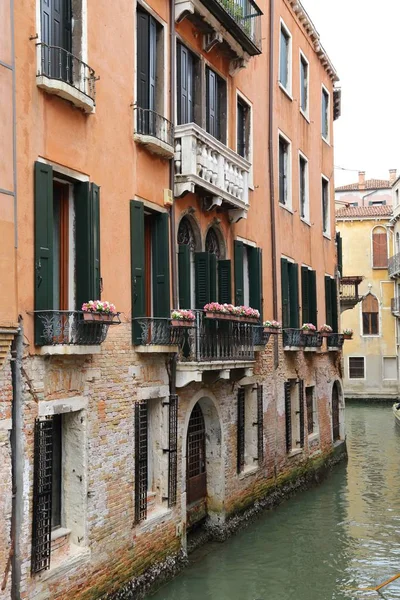 Casas coloridas y el canal en Venecia, Italia — Foto de Stock