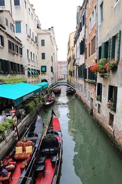 Värikkäitä taloja ja kanava Venetsiassa, Italiassa — kuvapankkivalokuva