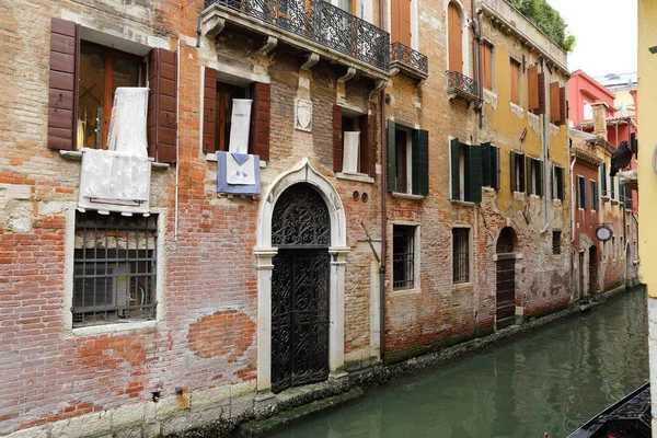Casas coloridas e canal em Veneza, Italia — Fotografia de Stock