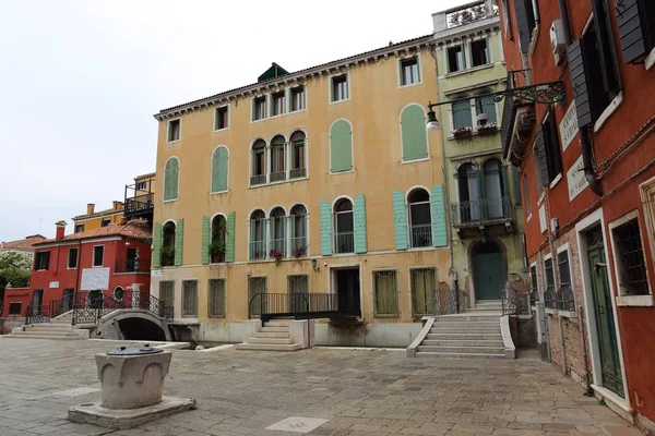 Färgglada hus och gatuvy i Venedig, Italien — Stockfoto