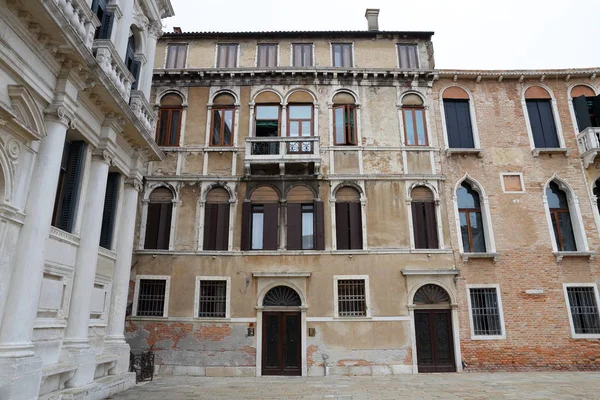 Färgglada hus och gatuvy i Venedig, Italien — Stockfoto