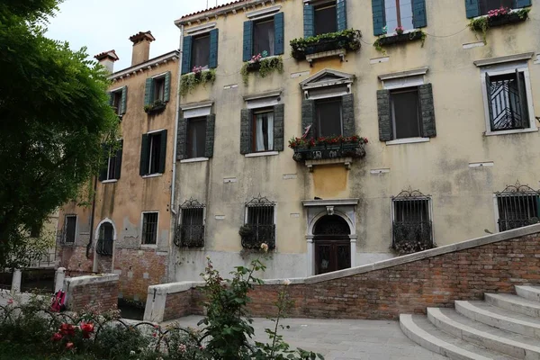 Casas coloridas y vistas a la calle en Venecia, Italia — Foto de Stock