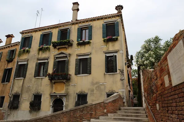 Casas coloridas y vistas a la calle en Venecia, Italia — Foto de Stock