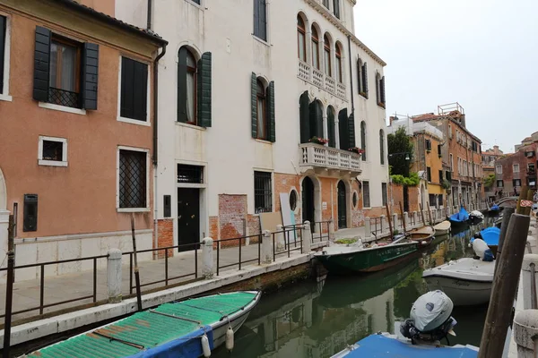 Casas coloridas y el canal en Venecia, Italia — Foto de Stock