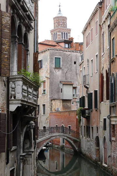 Casas coloridas e canal em Veneza, Italia — Fotografia de Stock