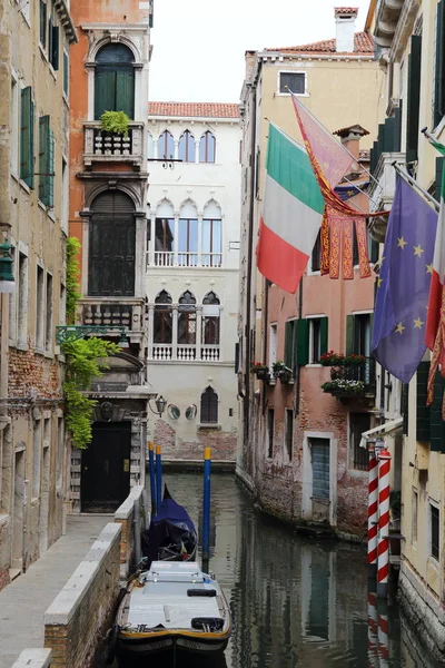 Casas coloridas y el canal en Venecia, Italia — Foto de Stock