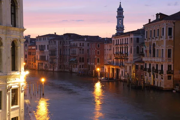 Maisons colorées et canal à Venise, Italie — Photo