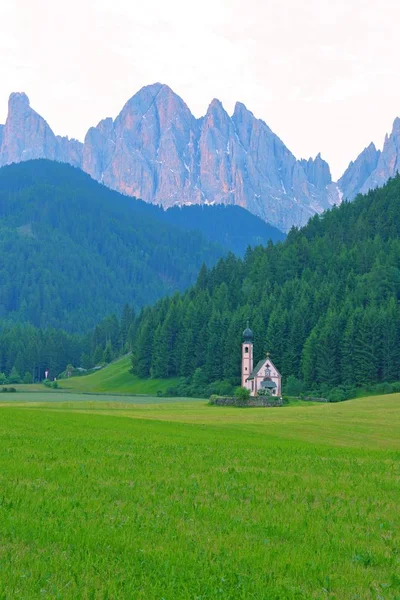 Iglesia de San Giovanni frente a los picos de montaña de dolomitas en Santa Magdalena Italia . — Foto de Stock