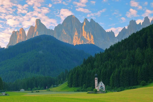 Церква Сан Джованні перед Доломіти гірські вершини в Santa Magdalena Італії. — стокове фото