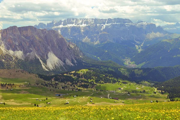 Montagna Seceda nelle Dolomiti Italia — Foto Stock