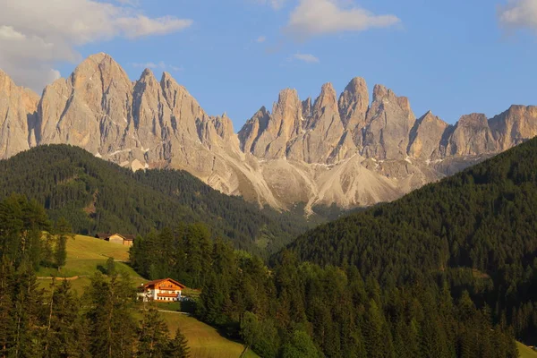 Pueblo de Santa Magdalena frente al Grupo Dolomitas , — Foto de Stock