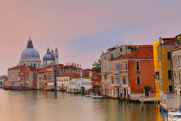 Basilica di santa maria della salute auf dem Kanal giudecca in venedig in italien — Stockfoto