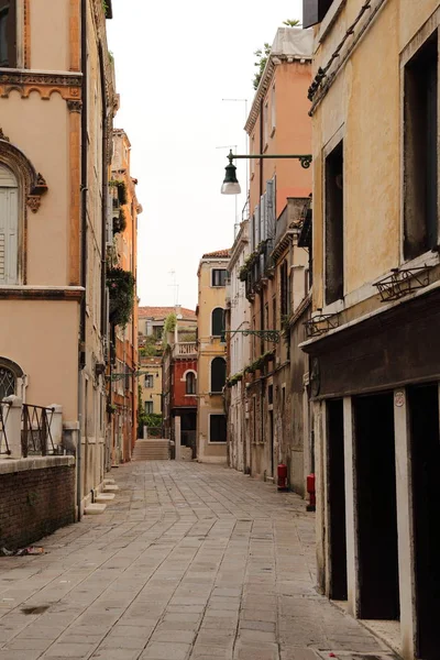 Casas coloridas e vista de rua em Veneza, Itália — Fotografia de Stock