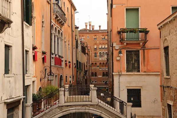 Casas coloridas y el canal en Venecia, Italia — Foto de Stock