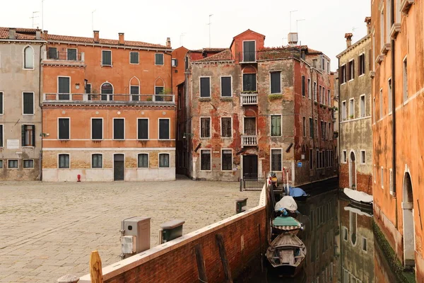 Casas coloridas y vistas a la calle en Venecia, Italia — Foto de Stock